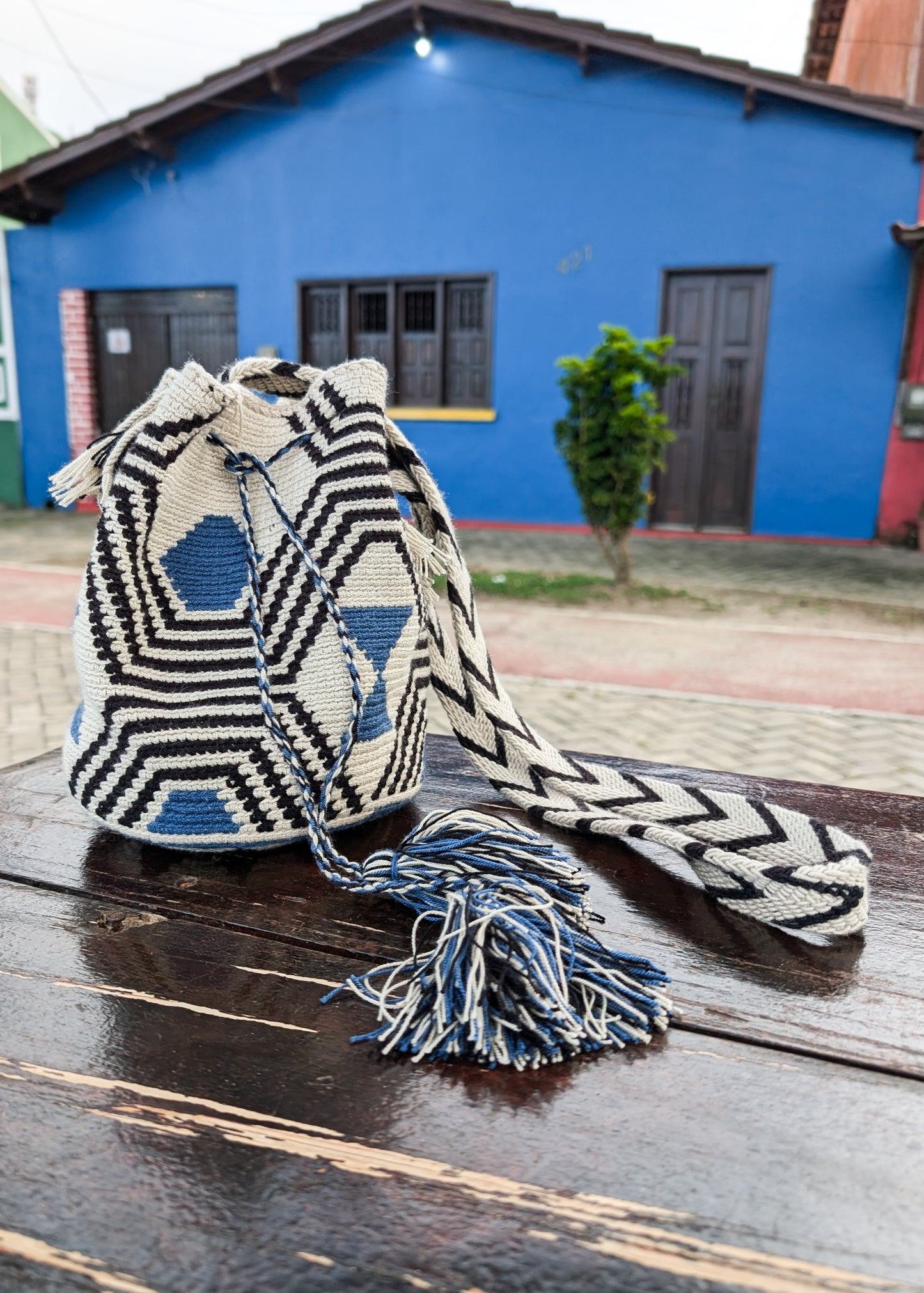 Black, Blue and White Patterns Mochila