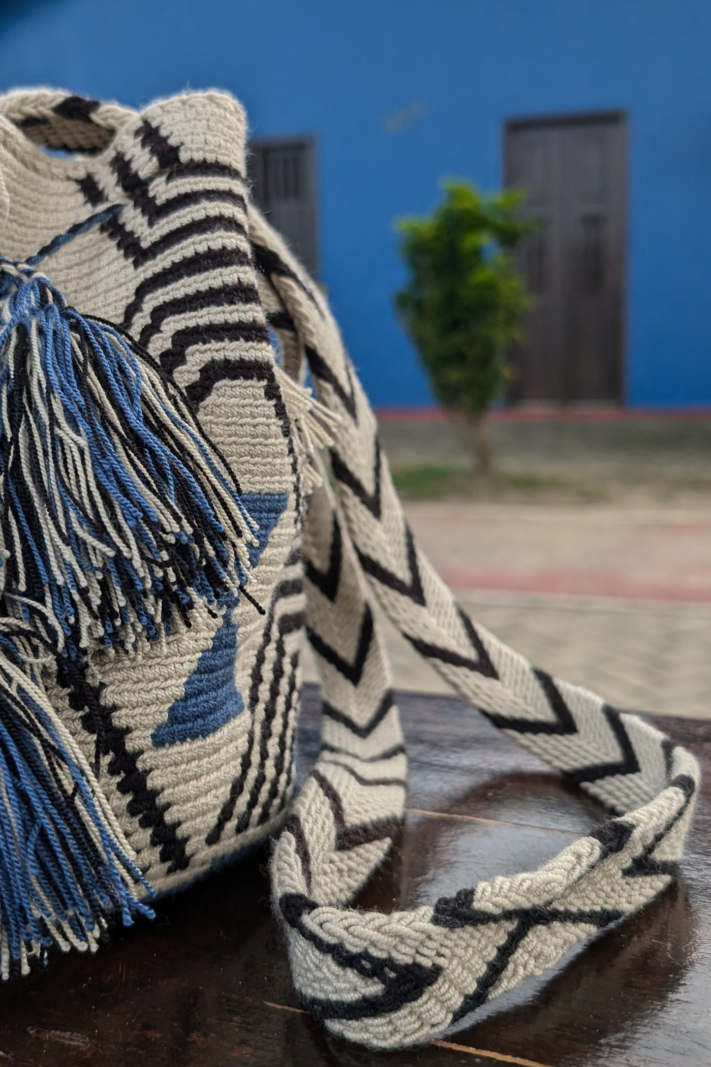 Black, Blue and White Patterns Mochila