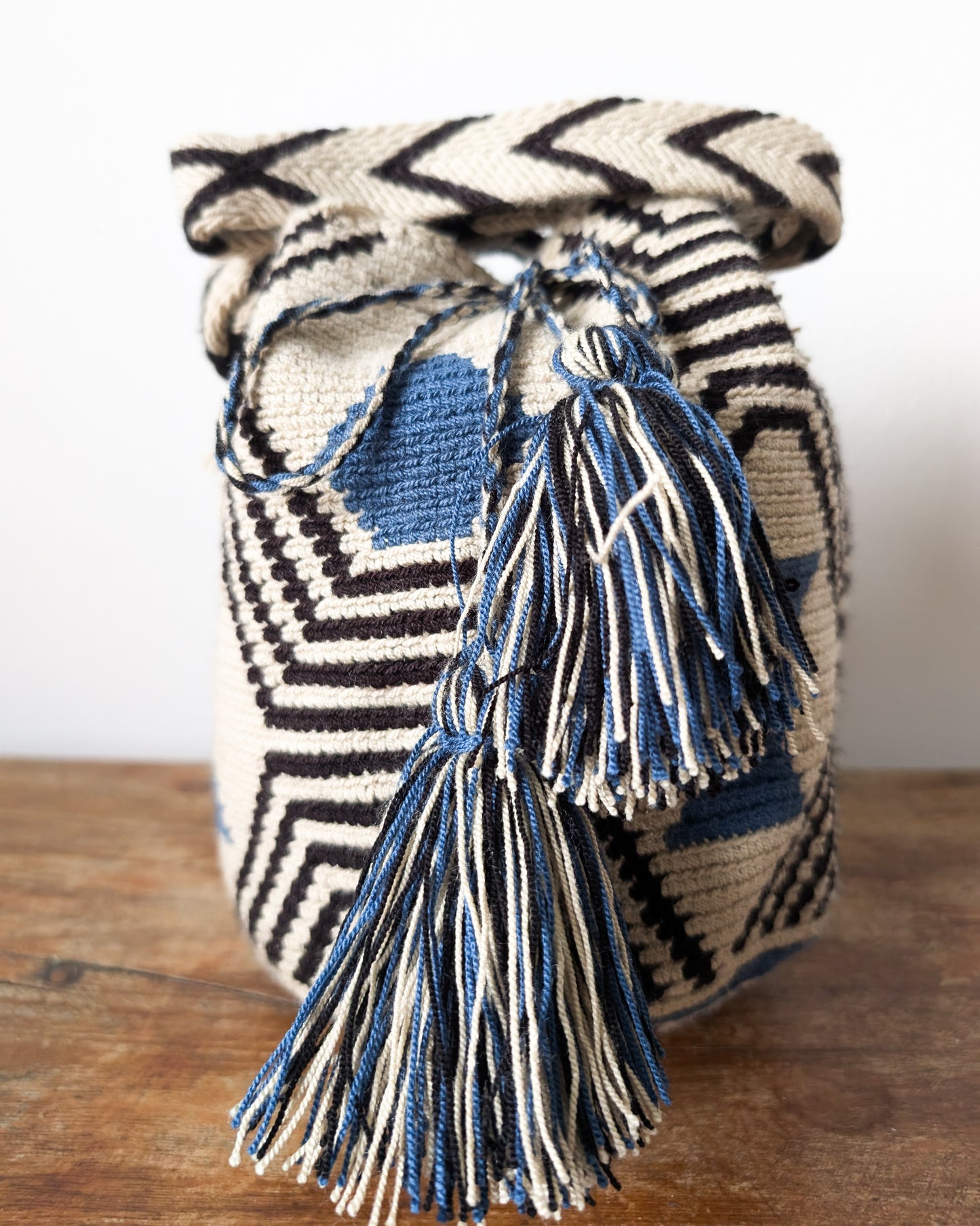 Black, Blue and White Patterns Mochila