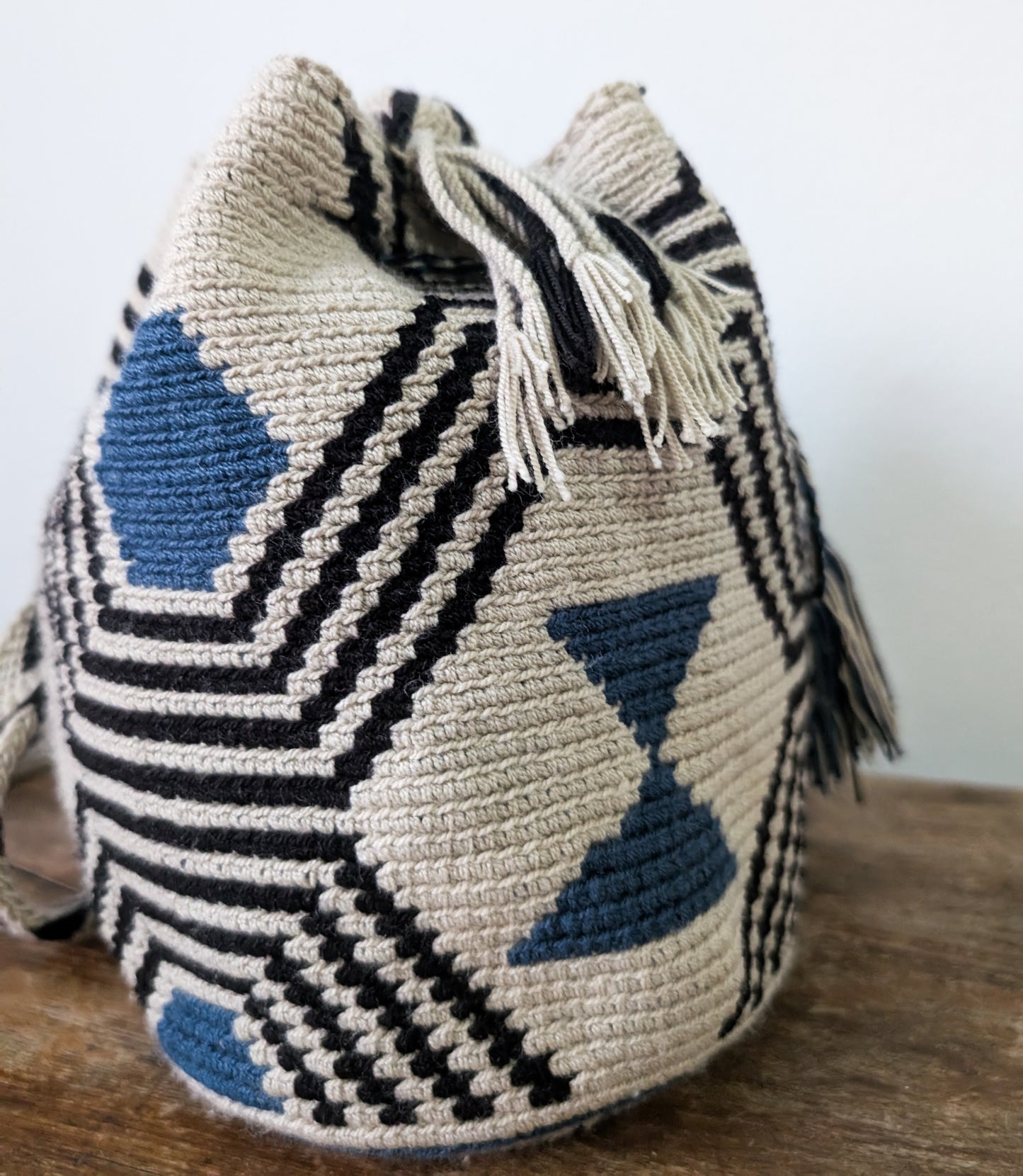 Black, Blue and White Patterns Mochila