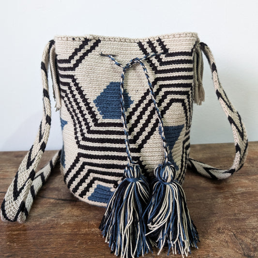 Black, Blue and White Patterns Mochila