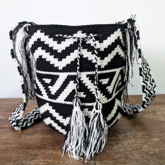 Black and White Mochila