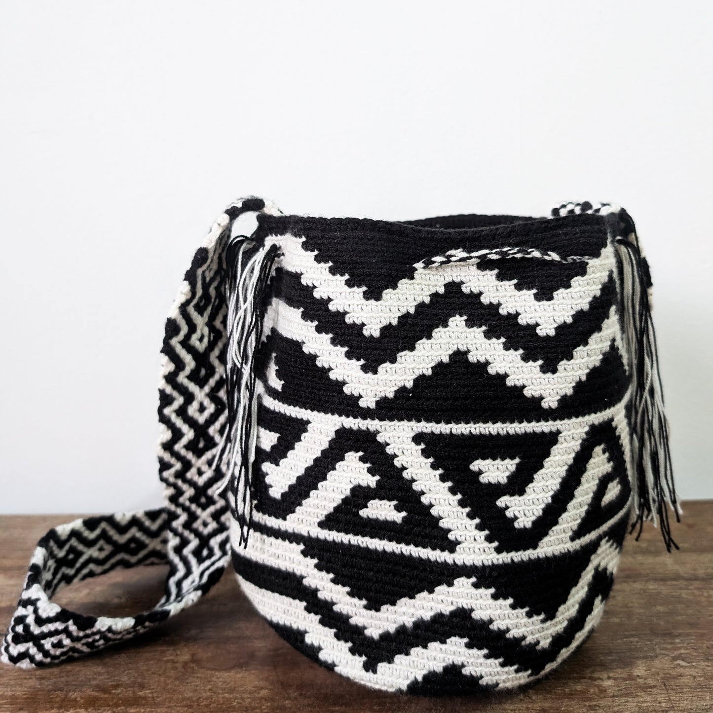 Black and White Mochila