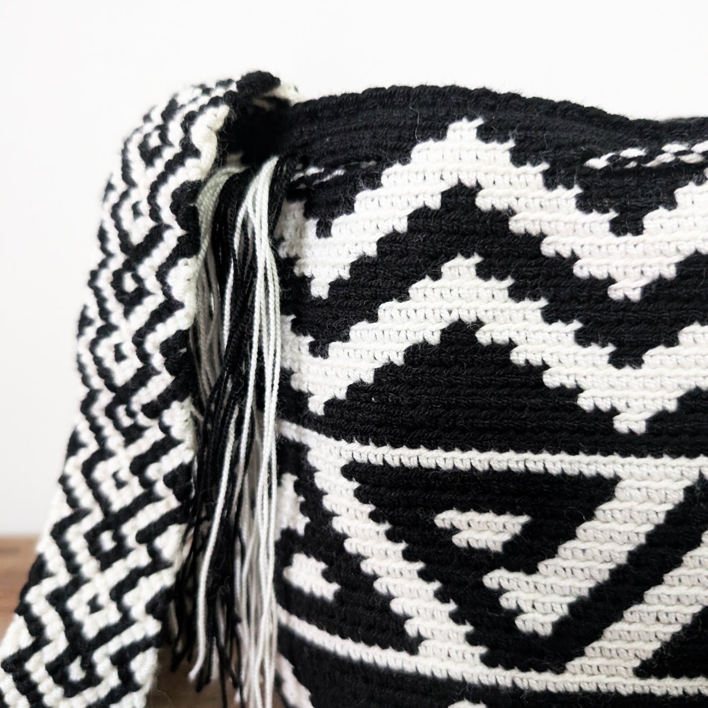 Black and White Mochila