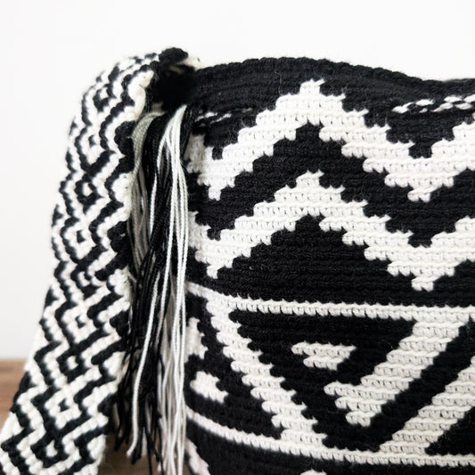 Black and White Mochila